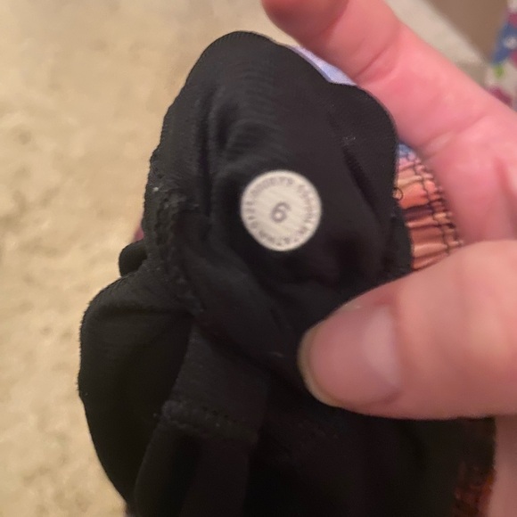 Lululemon HOTTY HOTS lined shorts SIZE 6. 2.5 inseam - Picture 3 of 5